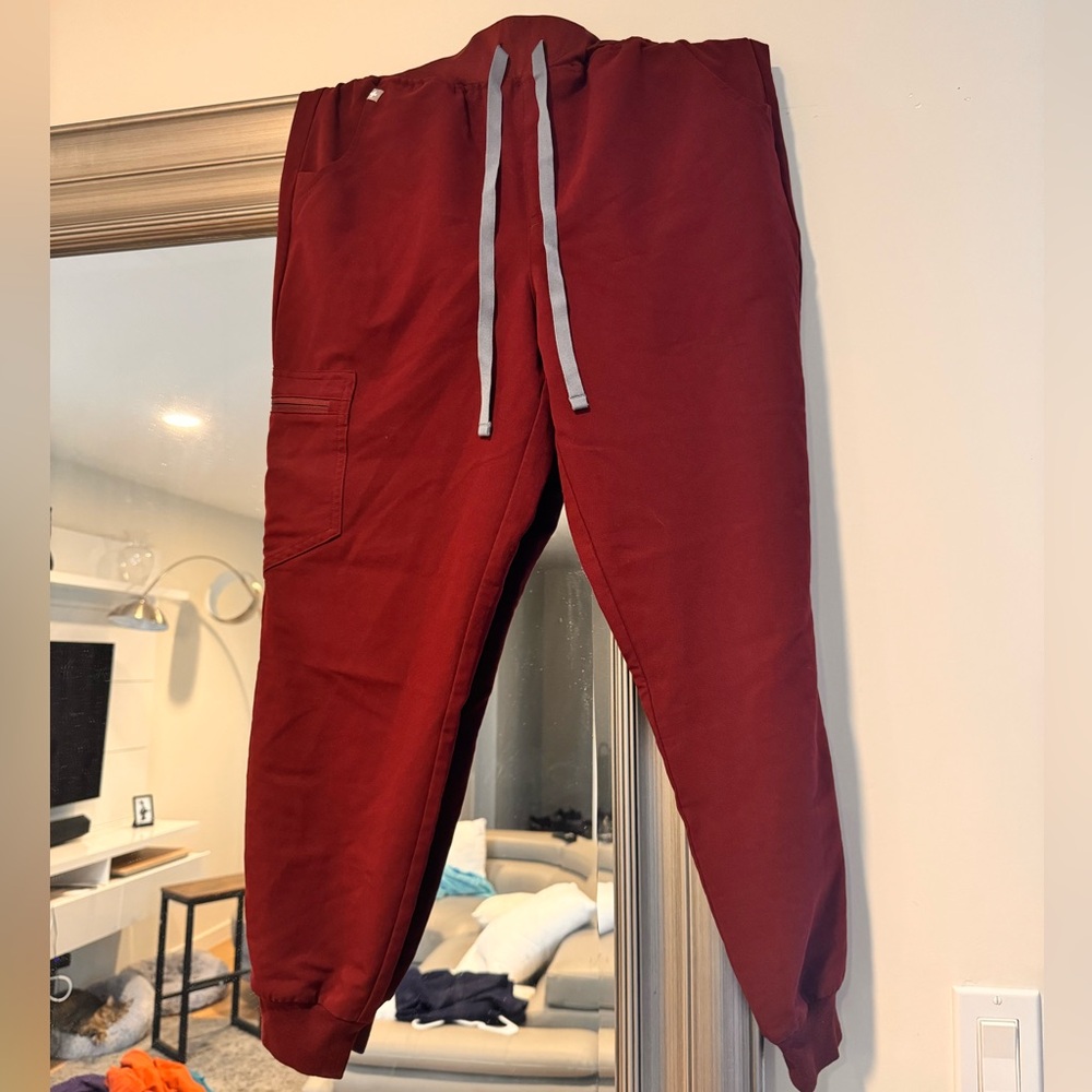 Figs burgundy Zamora high waisted scrub pant in size medium regular